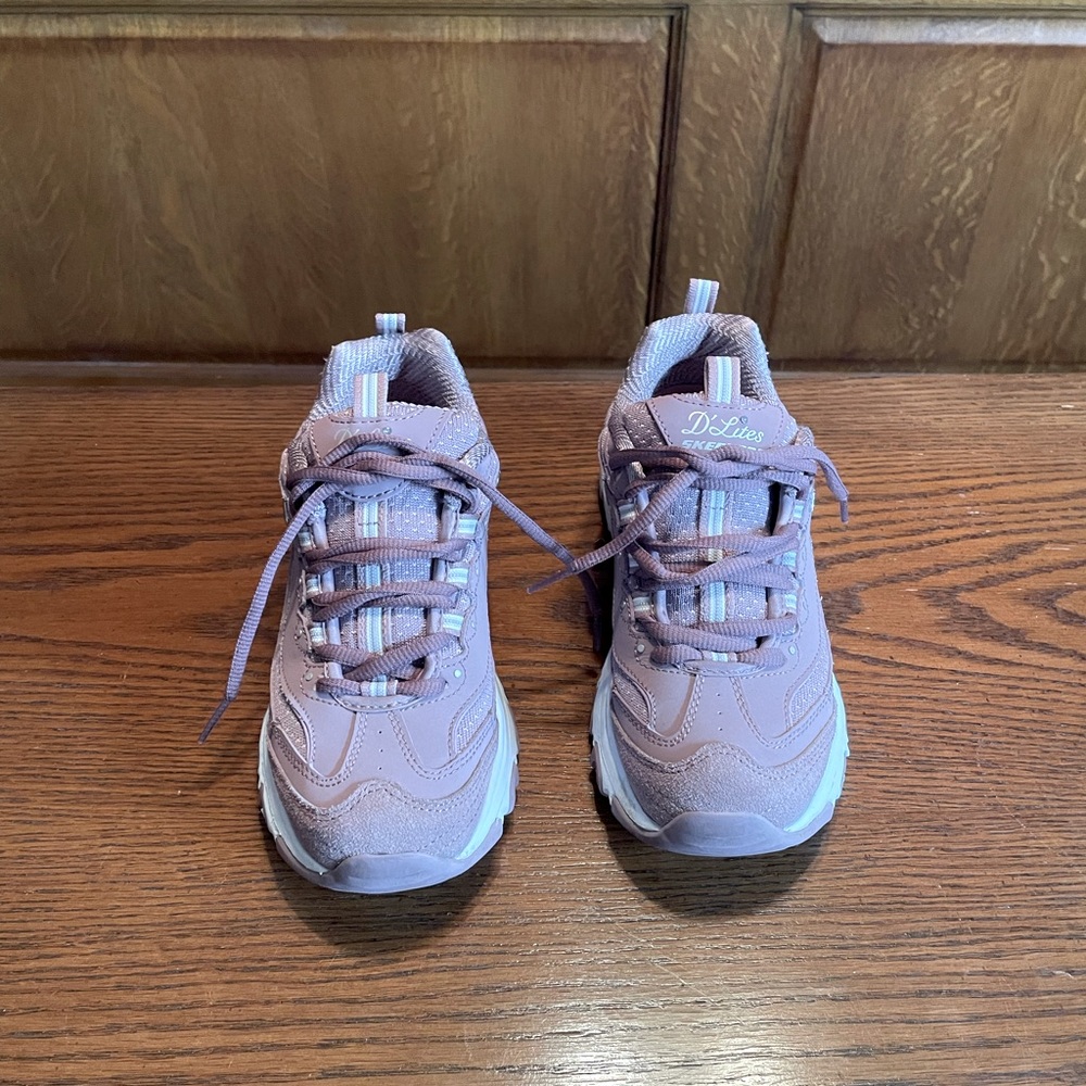 These sketchers sneakers are in like new condition.